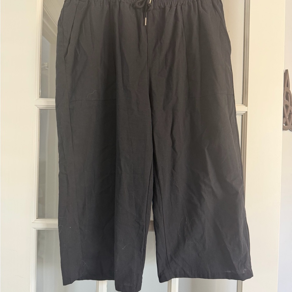 Black Wide-Leg Capri Pants
